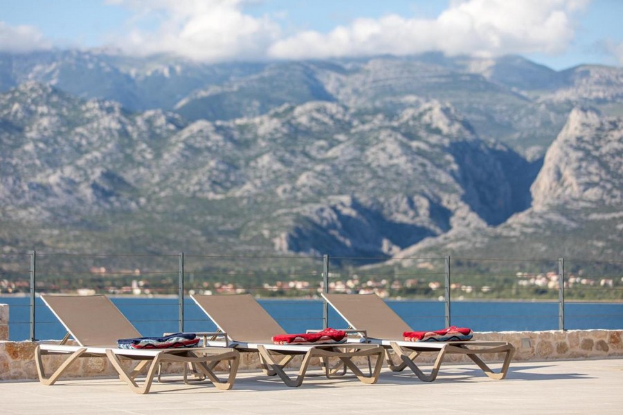 Vue sur le massif du Velebit depuis le bien H3355 en Croatie.
