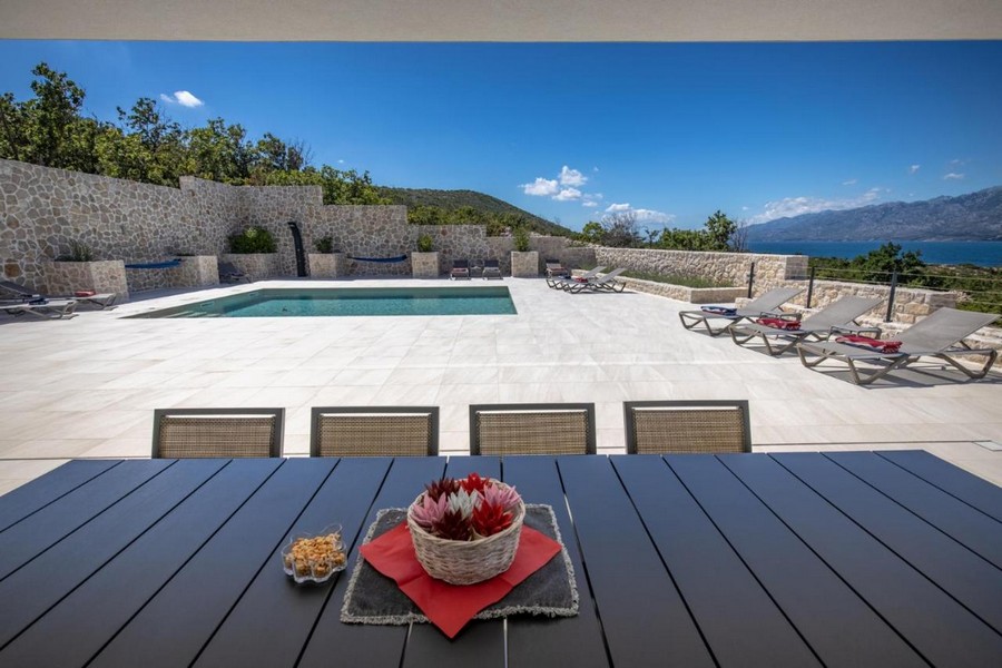 Terrasse avec piscine et bains de soleil