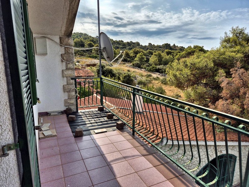 Terrasse avec vue sur l'environnement méditerranéen verdoyant.