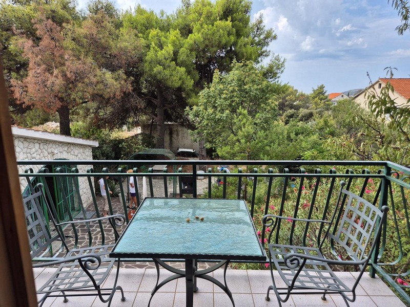 Balcon avec vue sur la cour intérieure et la dépendance.