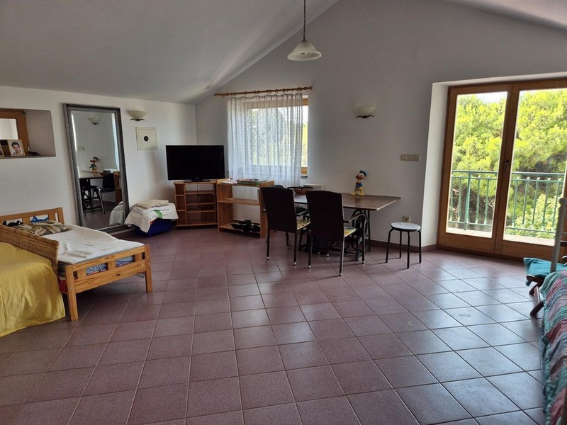 Séjour soigné sous les combles de la maison H3359, proposée à la vente en Croatie.