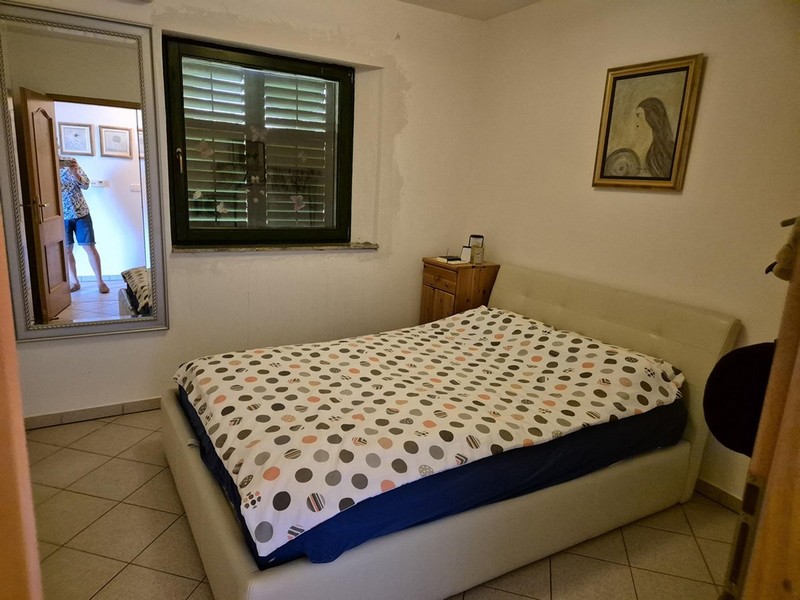 Chambre avec fenêtre.