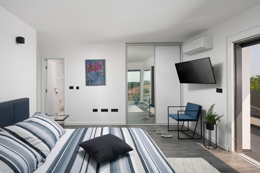 Chambre climatisée avec télévision.