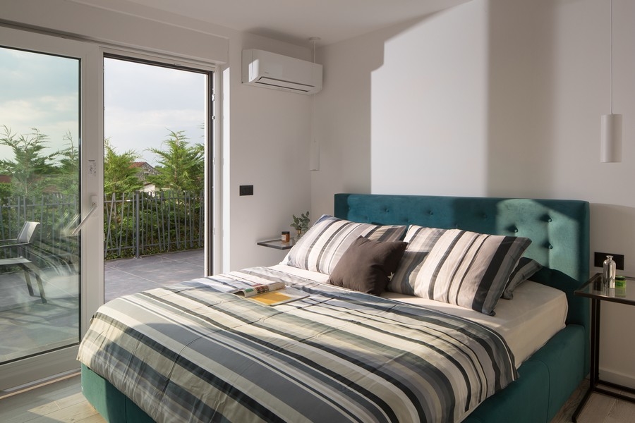 Chambre et accès à la terrasse de la villa H3361, proposée à la vente en Istrie.
