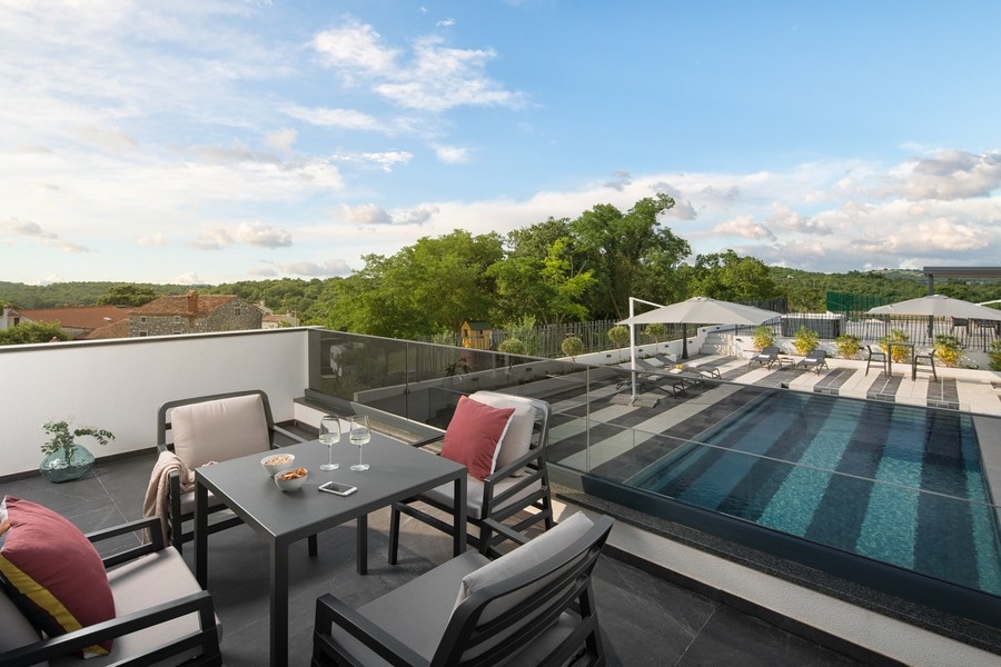 Vue depuis la terrasse sur la piscine de la villa H3361, à vendre en Istrie.