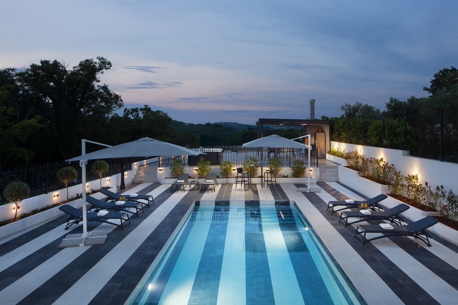 Piscine et solarium avec bandes au sol - bien H3361 à vendre en Istrie.