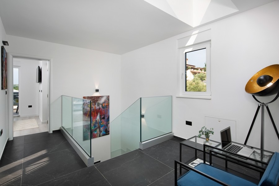 La cage d'escalier moderne à l'aménagement élégant.
