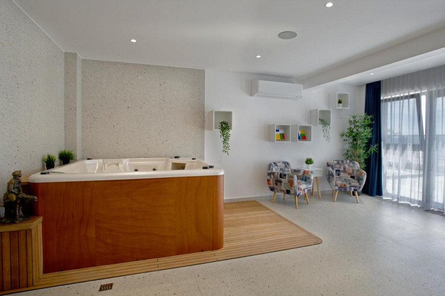 Jacuzzi dans l'espace bien-être.