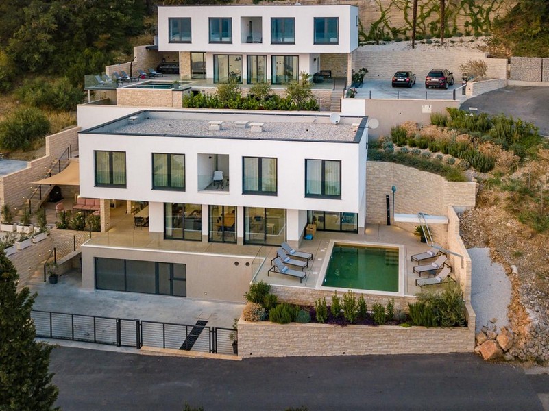 La villa du bas est actuellement en vente en Croatie.