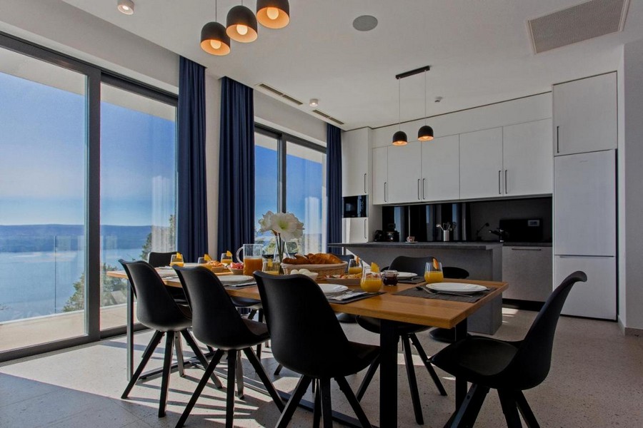 Coin repas et cuisine luxueusement équipée de la villa H3389 près d'Omis.