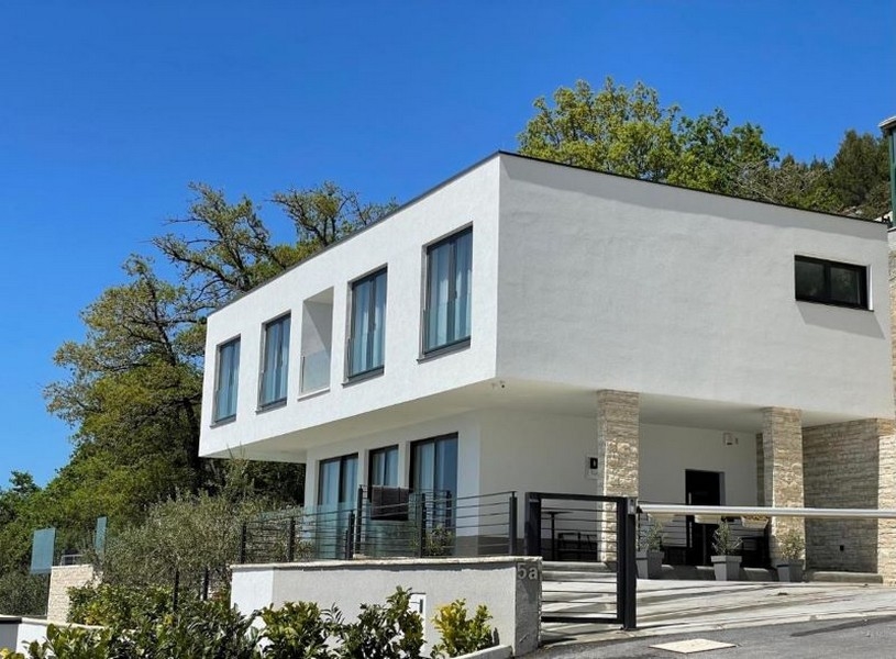 Cube blanc avec bandeau de fenêtres au-dessus de la terrasse