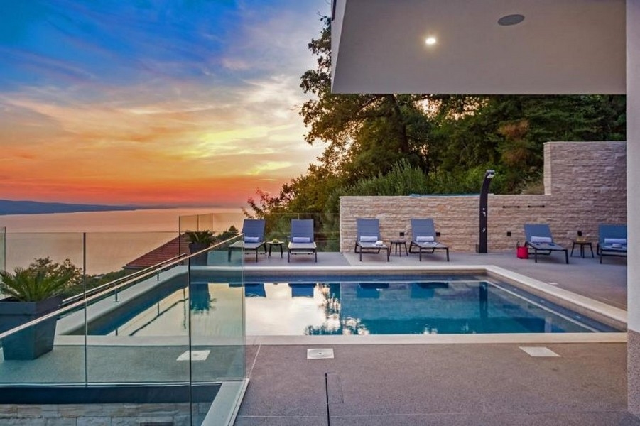 Coucher de soleil depuis la terrasse avec piscine de la villa H3390, en vente en Croatie.