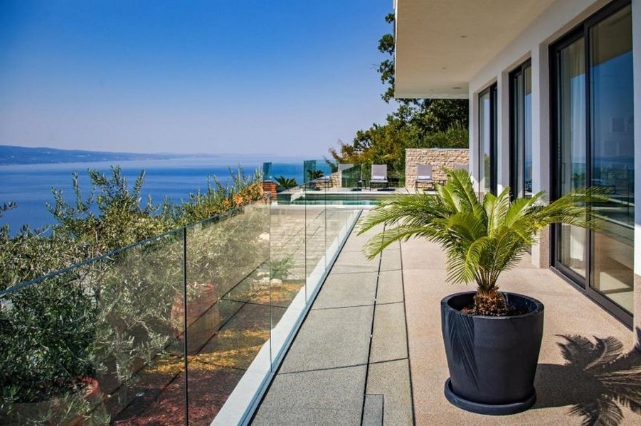 Vue depuis le balcon avec palmier - maison H3390 à Omis, Croatie.