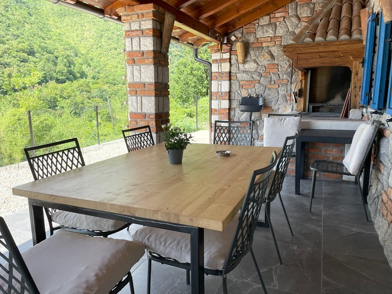 Barbecue à l'extérieur - coin repas couvert.