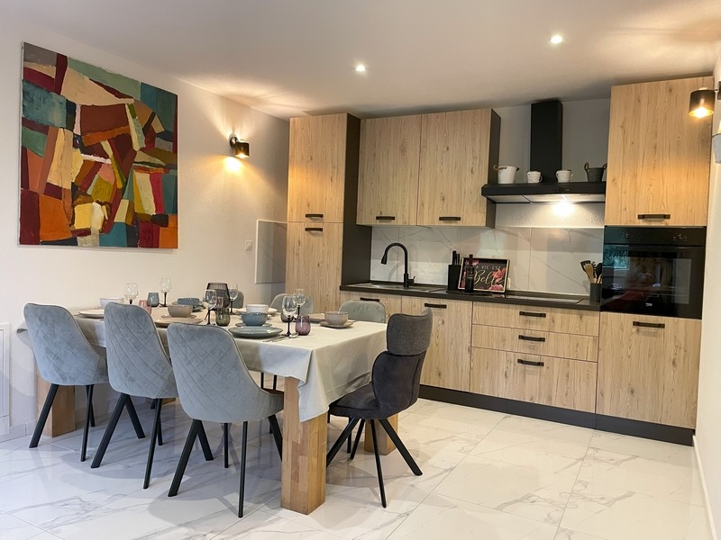 Coin repas avec grande table à manger du bien H3391.