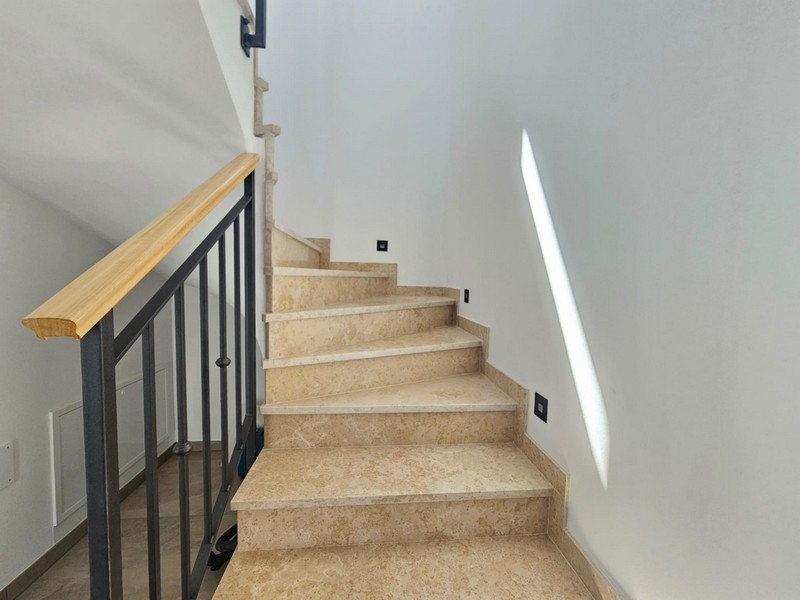 Cage d'escalier dans la construction neuve.