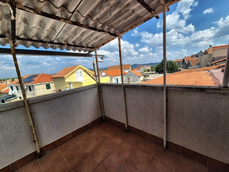 Terrasse du bien H3401 à rénover en Croatie.