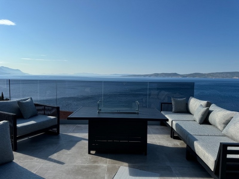 Piscine et vue mer du bien H3407 en Croatie.