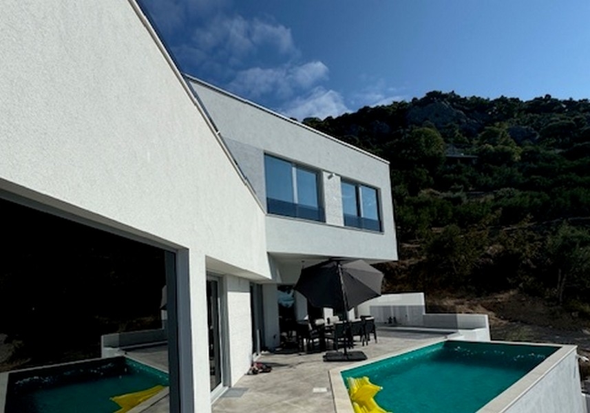 Terrasse avec piscine et superbe vue mer.