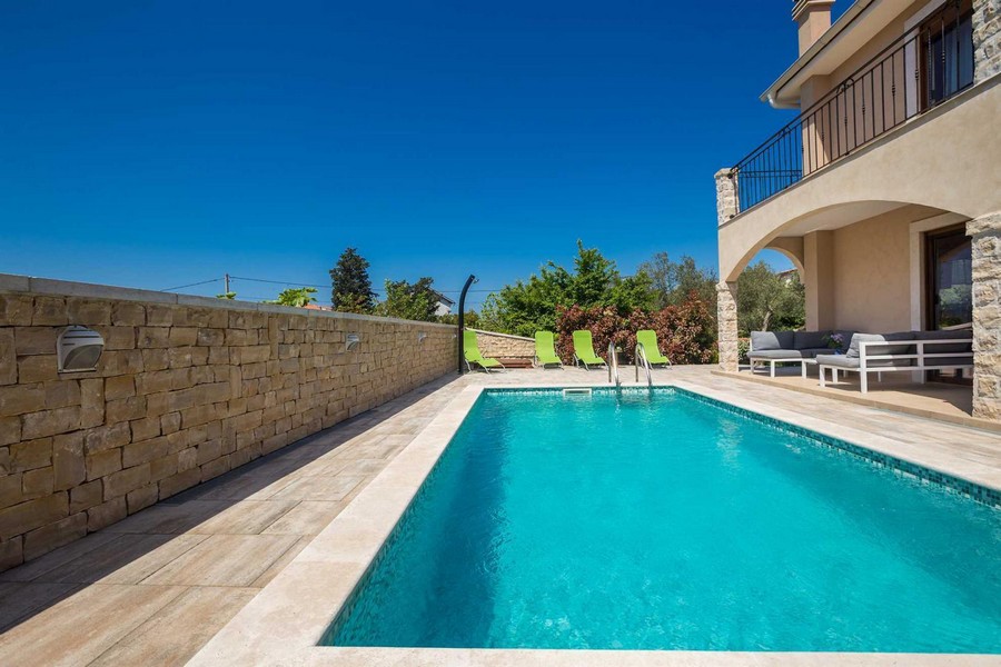 Piscine et solarium avec douche extérieure du bien H3409.