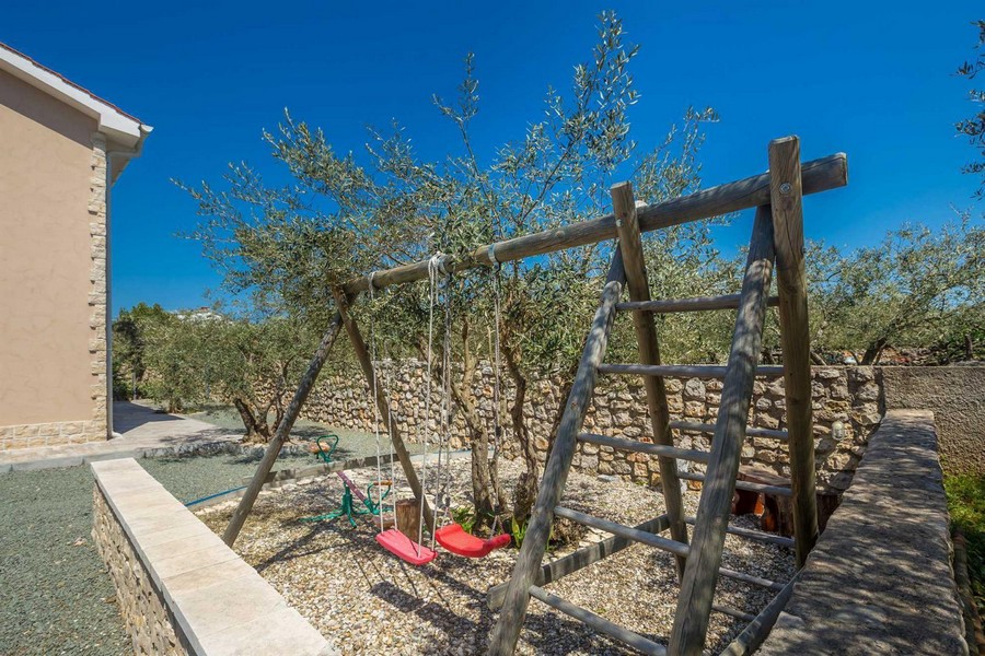 Aire de jeux pour enfants à l'extérieur de la maison H3409.