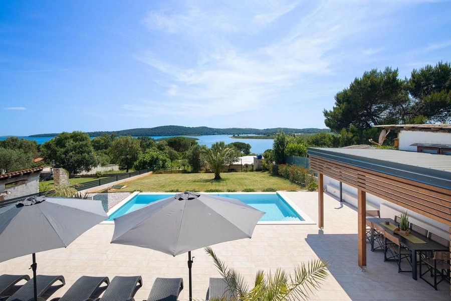Parasols au bord de la piscine avec vue sur la lagune