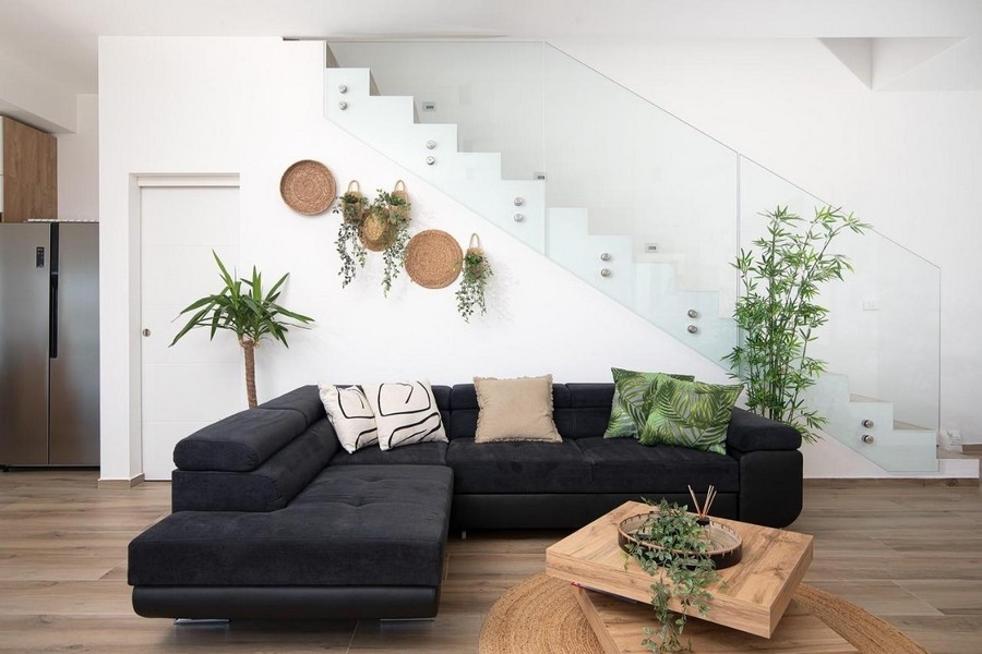 Canapé et vue sur l'escalier moderne du bien.