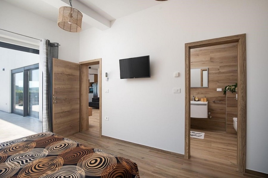 L'une des trois chambres spacieuses du bien H3414, en vente en Croatie.