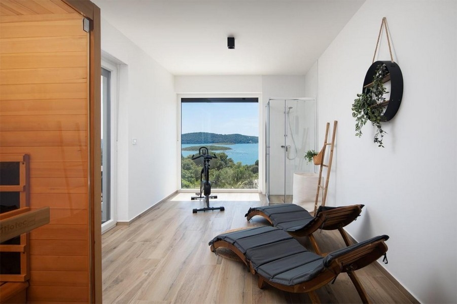 Sauna et espace de repos avec belle vue mer.