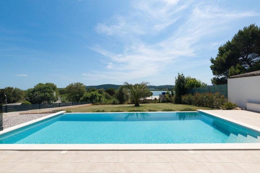 Piscine de la villa H3414, en vente près de Medulin en Croatie.
