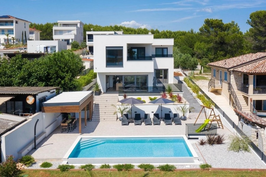 Villa moderne avec piscine près de Medulin en Croatie à vendre.