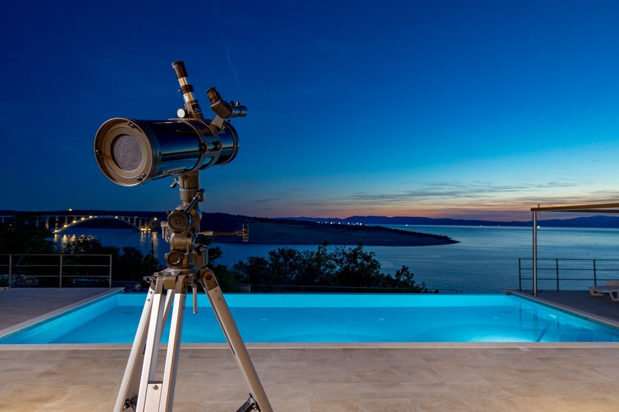 Piscine, vue mer et télescope sur la terrasse de la villa H3417, proposée à la vente en Croatie.