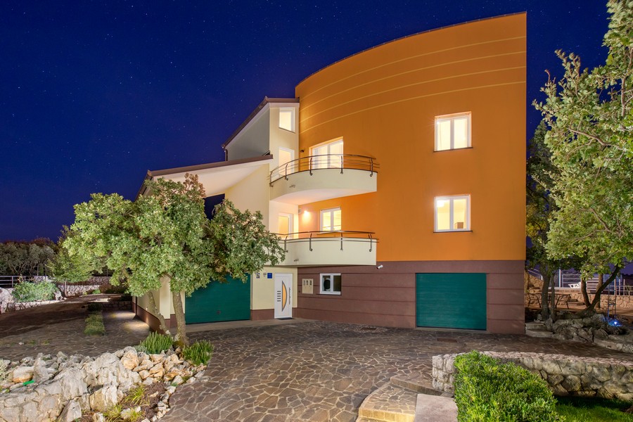 L'arrière moderne et arrondi de la villa H3417.