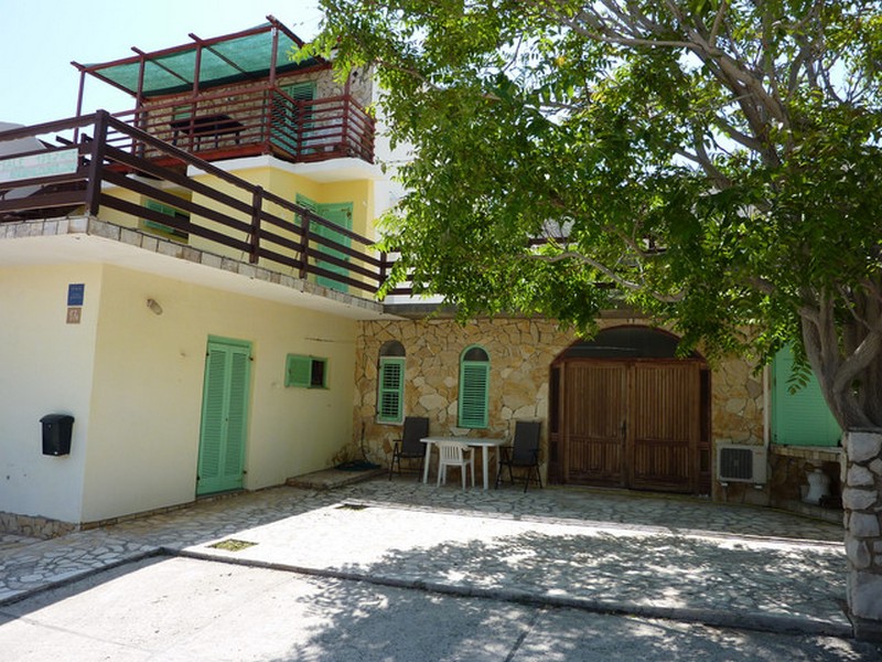 Vue de face de la maison H3419 près de la mer sur l'île de Pag en Croatie.