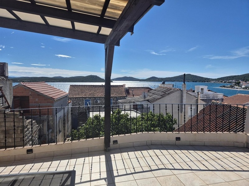 Vue mer depuis la maison en pierre H3420, en vente en Croatie.