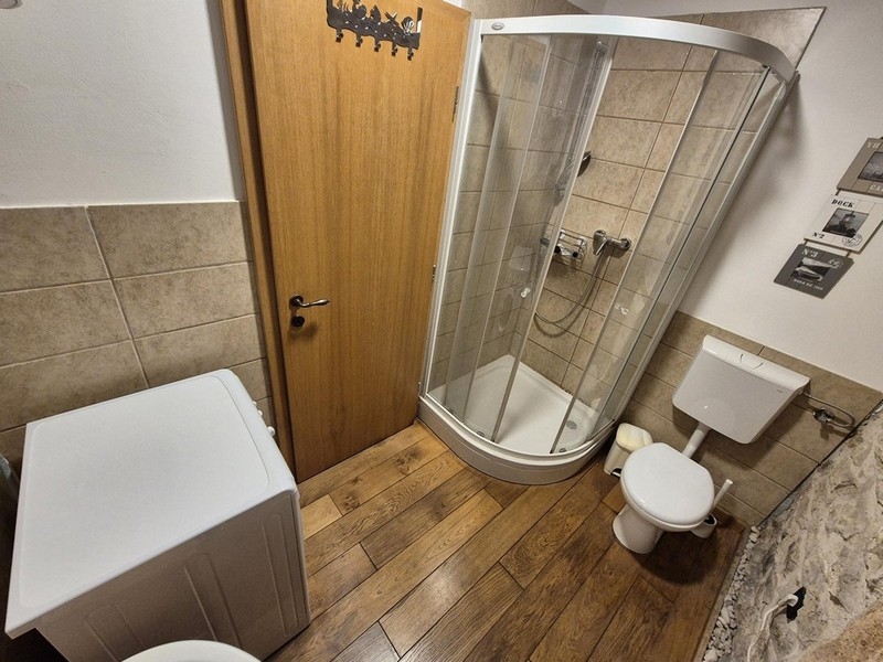 Salle de bains avec douche.