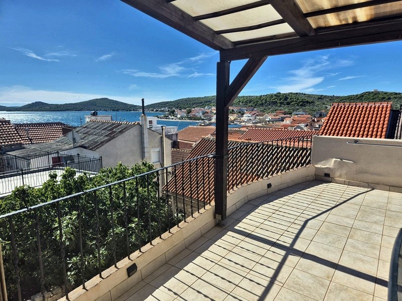 Toit-terrasse du bien H3420 à Betina, île de Murter, Croatie.