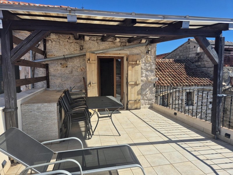 Terrasse couverte du bien H3420 à Betina, Croatie - Panorama Scouting.