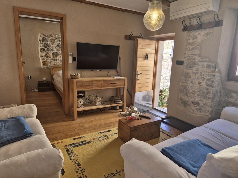 Salon climatisé avec mobilier méditerranéen élégant.