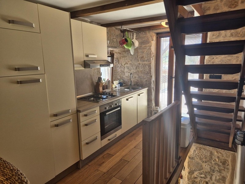 Cuisine moderne du bien H3420 : maison en pierre en Croatie.
