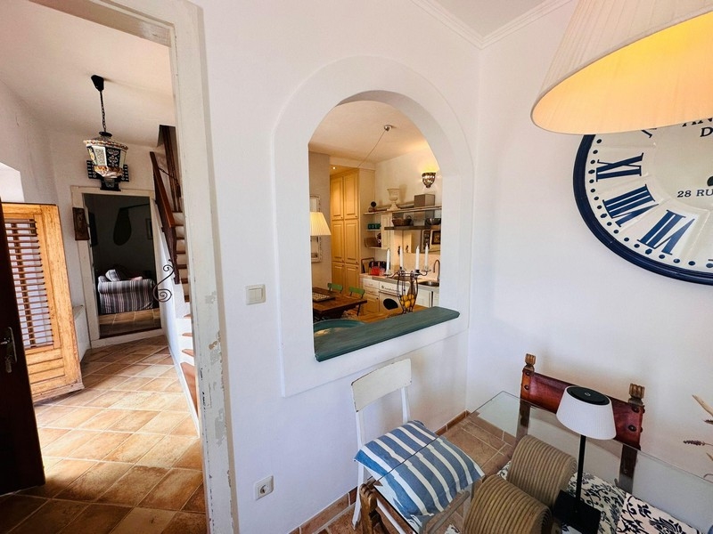 Intérieur avec passage, vue sur le salon et l'escalier
