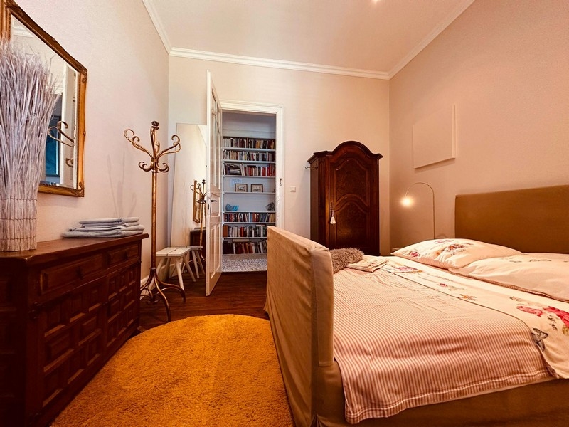 Chambre avec lit double et armoire ancienne