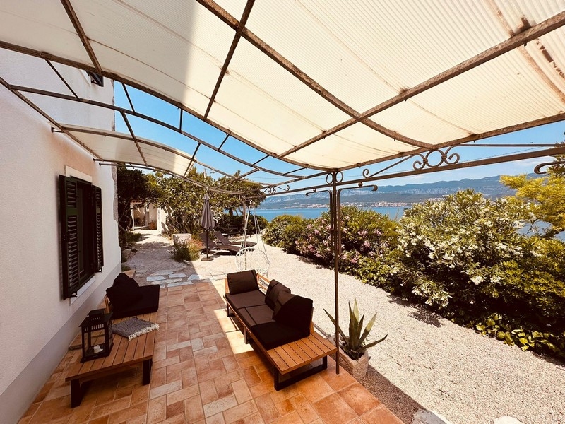 Terrasse avec vue mer, coin salon et jardin