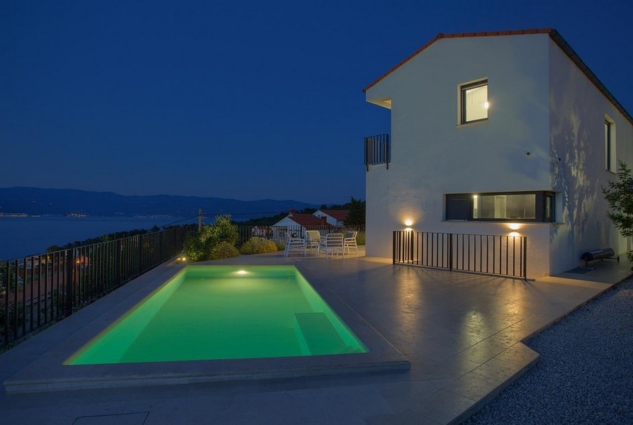 Piscine et vue latérale sur la villa H3438 en Croatie sur l'île de Krk.