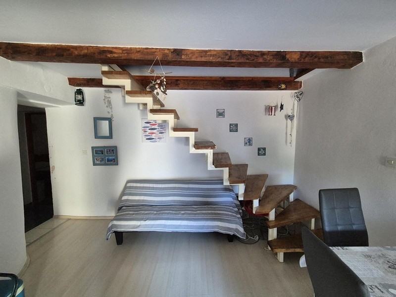 Séjour avec escalier en bois