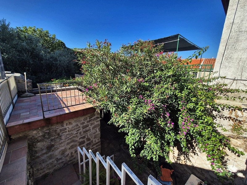 Terrasse de la maison H3439, proposée à la vente en Croatie dans le village de Murter.