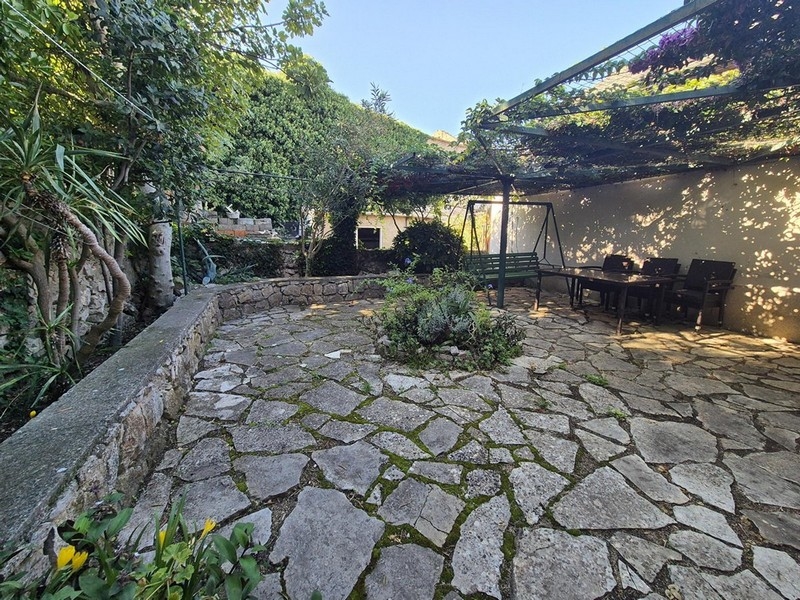 Le jardin spacieux au charme méditerranéen.