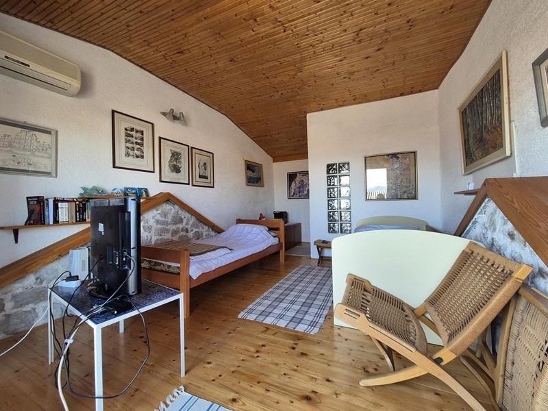Étage avec lit, meubles en bois et tableaux