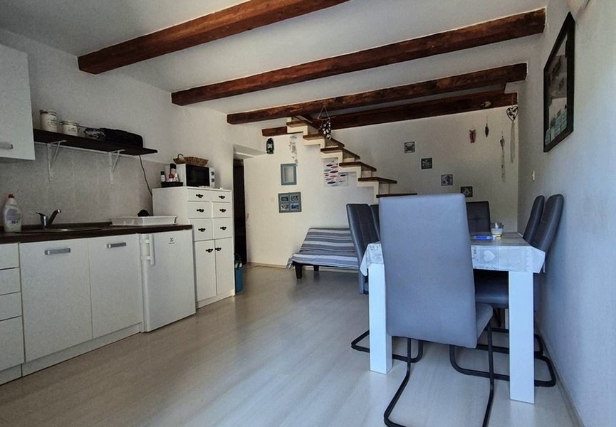 Cuisine avec table à manger et escalier vers l'étage