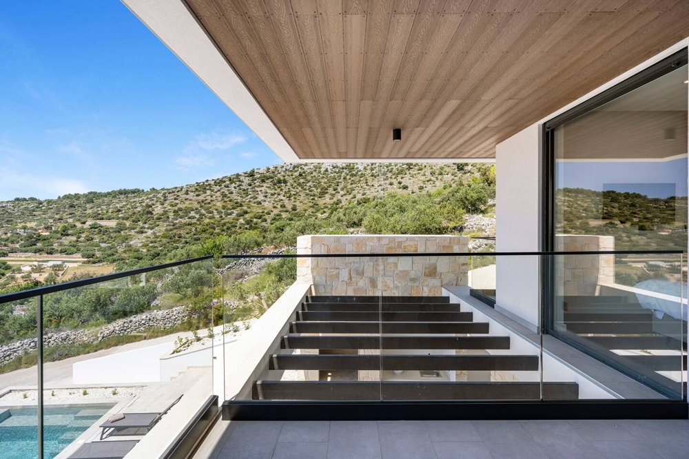 Terrasse moderne avec vue sur la piscine
